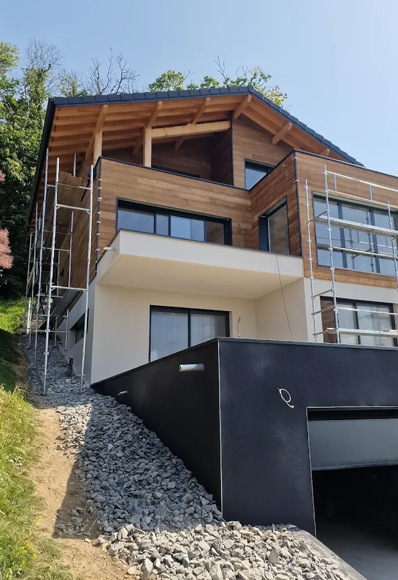 Charpente traditionnelle en bois massif sur maison individuelle, Haute-Savoie