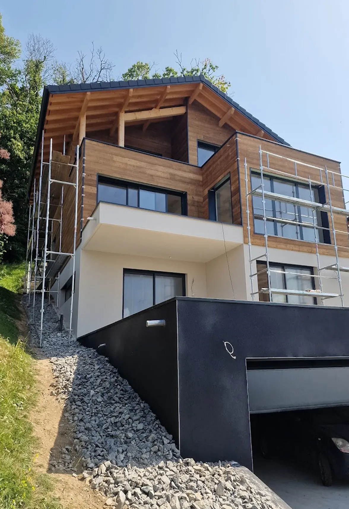 Charpente traditionnelle en bois massif sur maison individuelle, Haute-Savoie