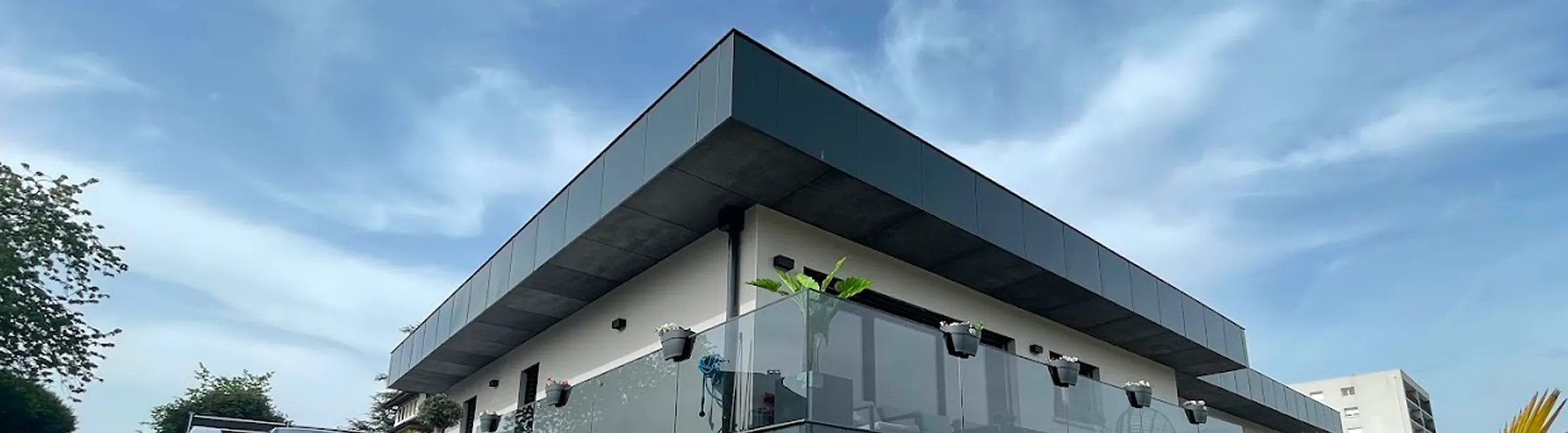 Pose gouttières et descentes zinc, artisan zingueur Thonon