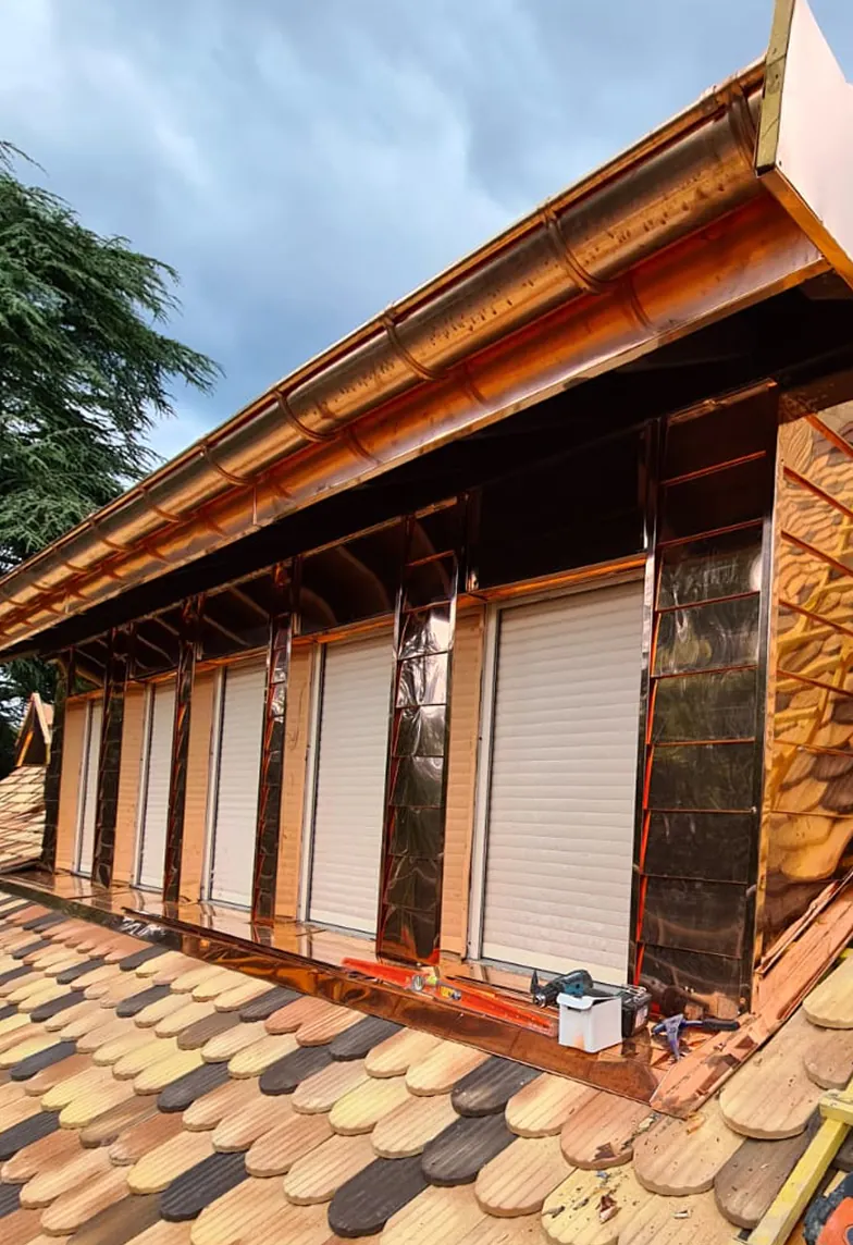 Zinguerie artisanale — noue zinc sur toiture, C2K Charpente Haute-Savoie